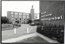 404283 Gezicht op het verzorgingstehuis Huize Henriëtte Swellengrebel (Burgemeester Fockema Andreaelaan 100) te Utrecht.